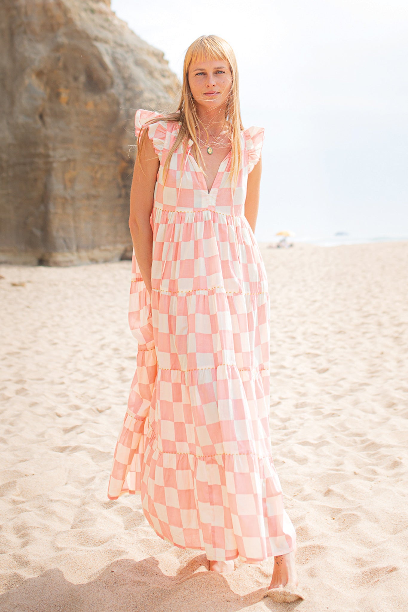 Anya Maxi Dress - Square Pink avec fil d'or cousu à la main
