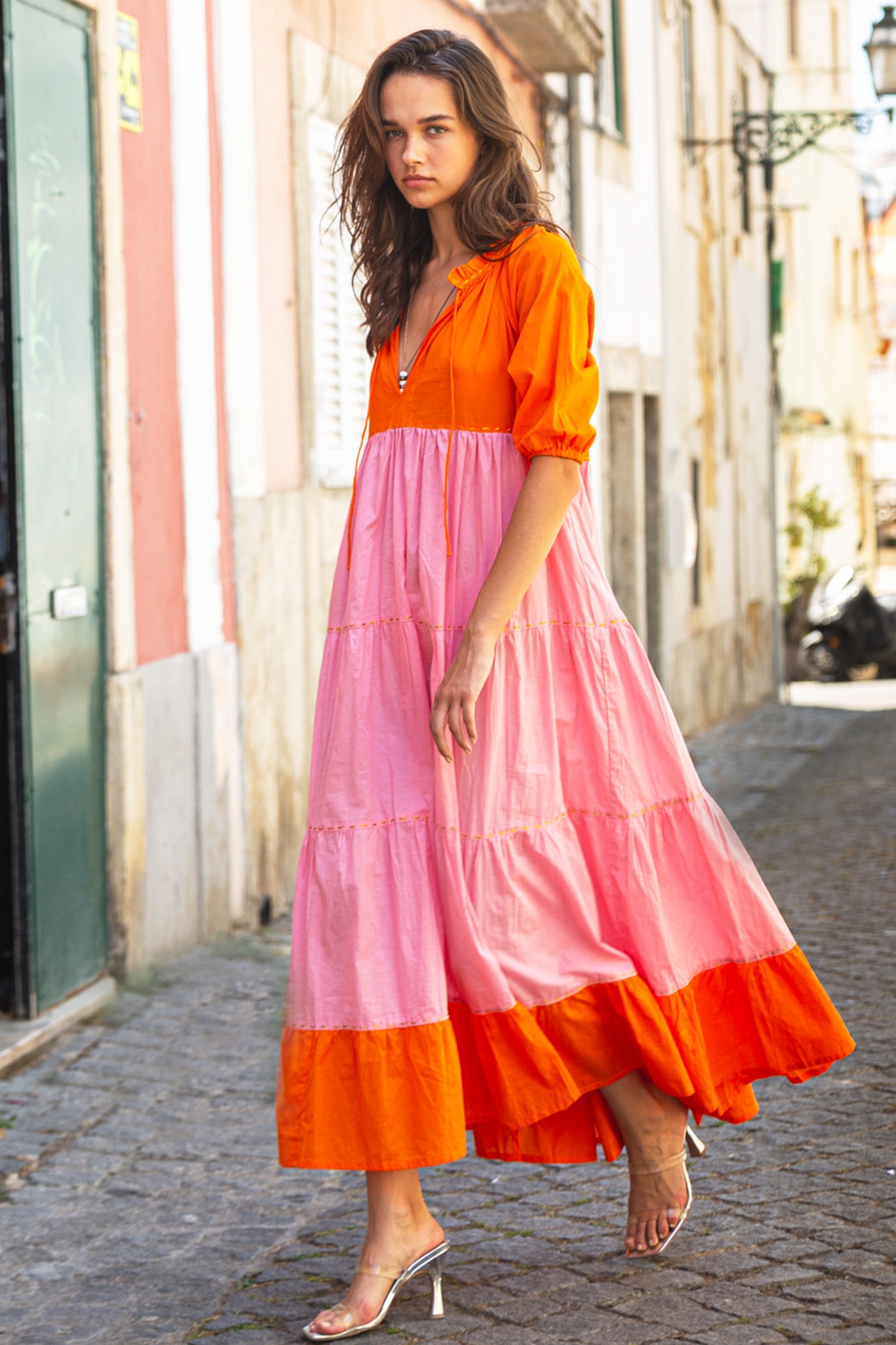 Maxi Vestido Emiri - Rosa anaranjado con hilo dorado cosido a mano